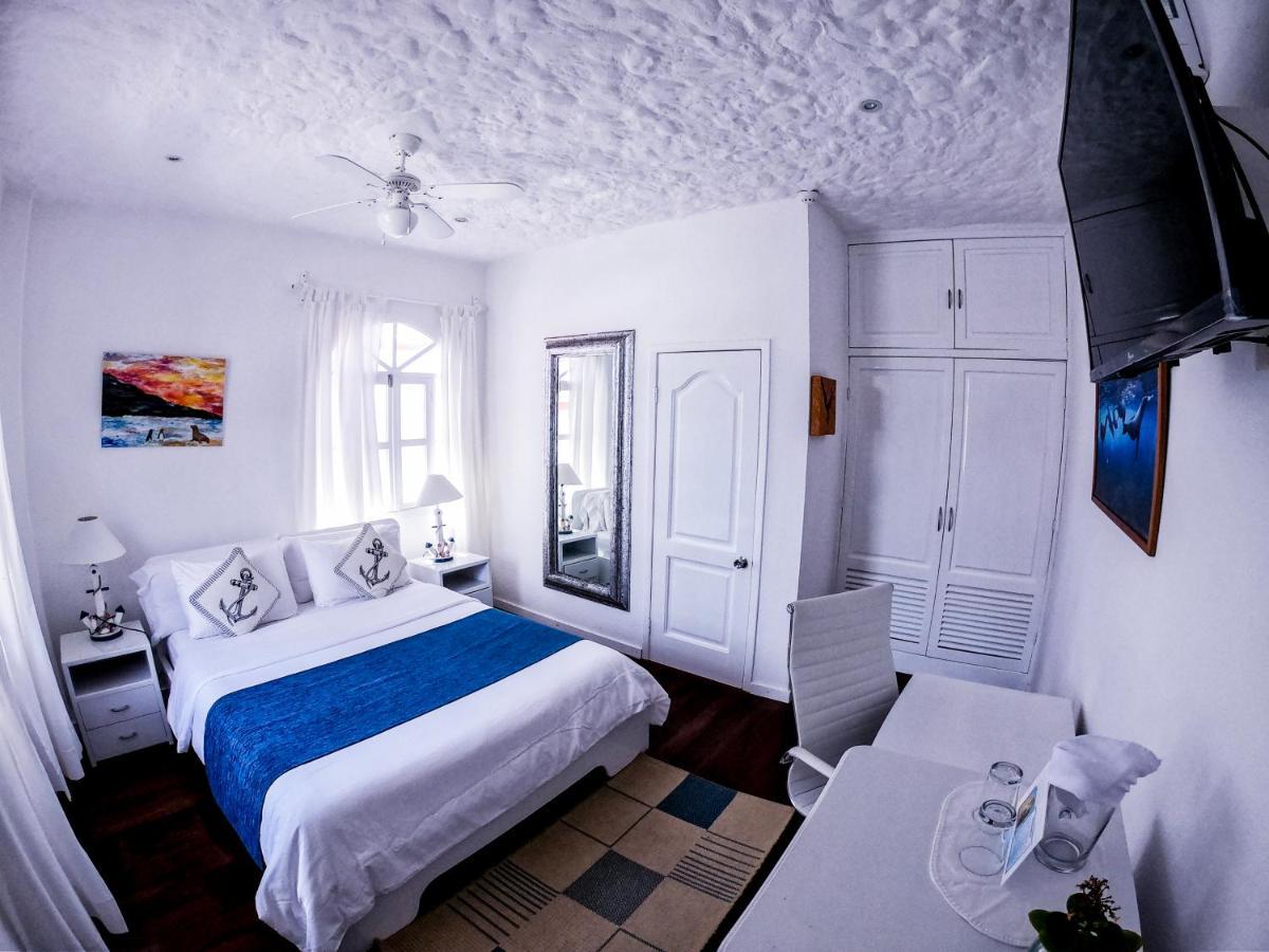 Hotel Angermeyer Waterfront Inn Puerto Ayora  Extérieur photo