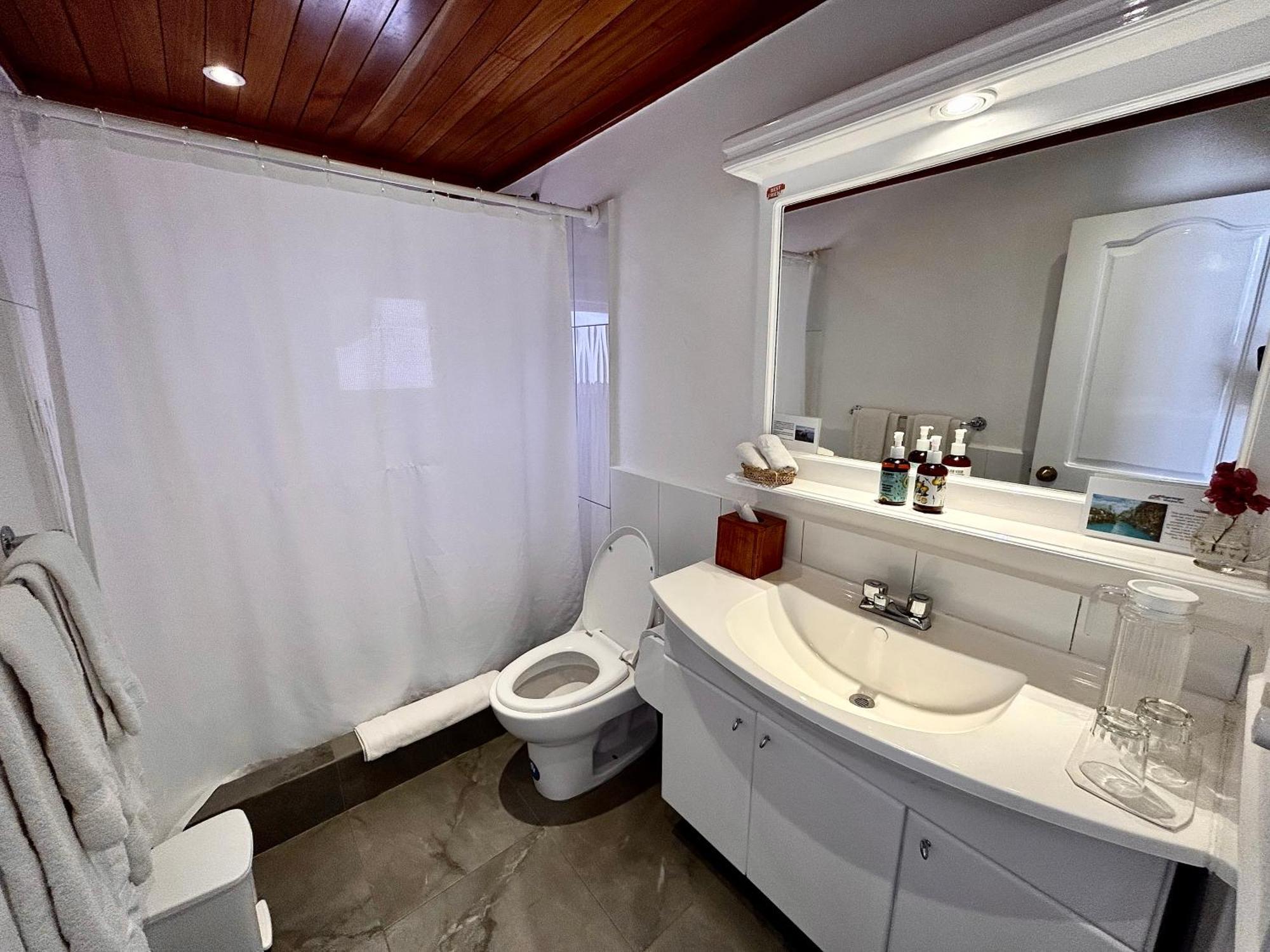 Hotel Angermeyer Waterfront Inn Puerto Ayora  Extérieur photo